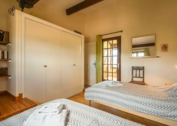 In With Pool & Views Vila